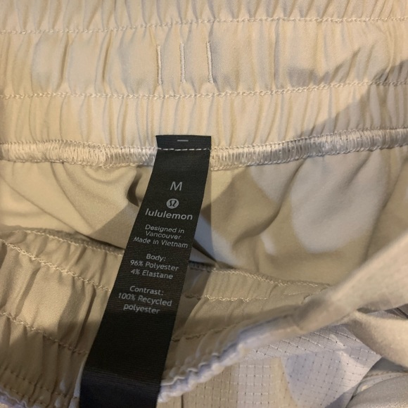 Men’s Lululemon ABC Jogger
Ventlight™ Size Medium. Light Gray - Picture 2 of 3